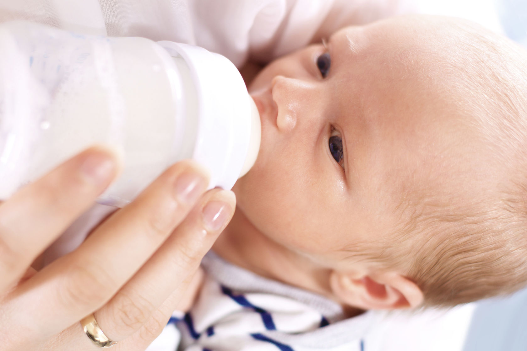 Preparar el biberón ¿Por qué nunca se debe echar más agua ni más cacitos? •  Cuidados y Caricias