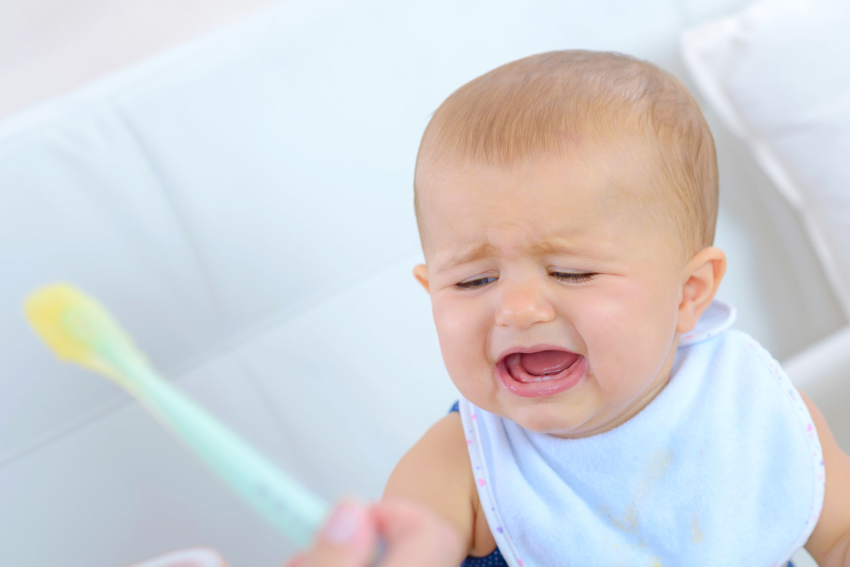 bebé llorando comiendo