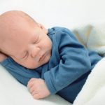 Cinco trucos para acostar al bebé, que se ha dormido en brazos, sin que se despierte