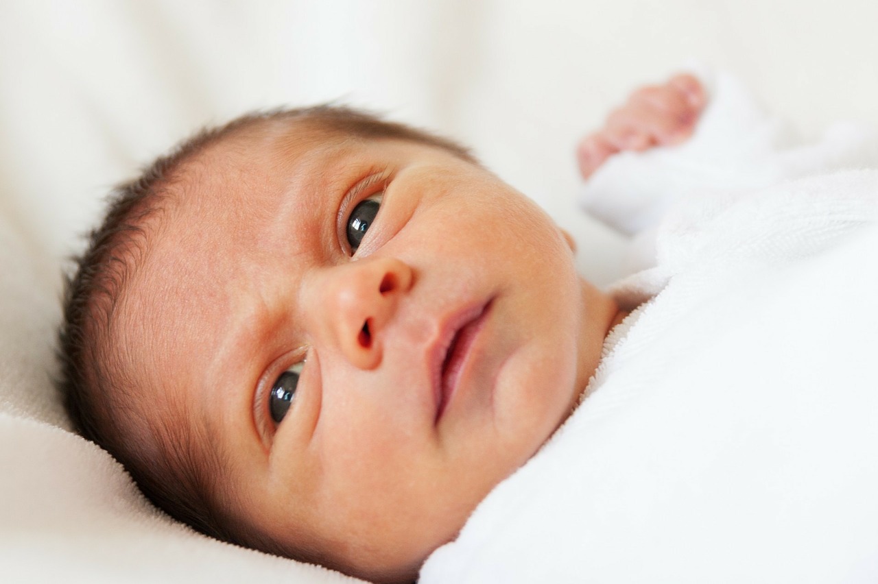 Niño Recién Nacido Bebé Prematuro A Cabo Tranquila, Con Un Chupete