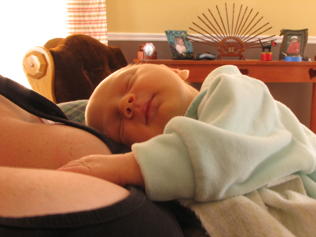 bebé dormido en brazos de mamá