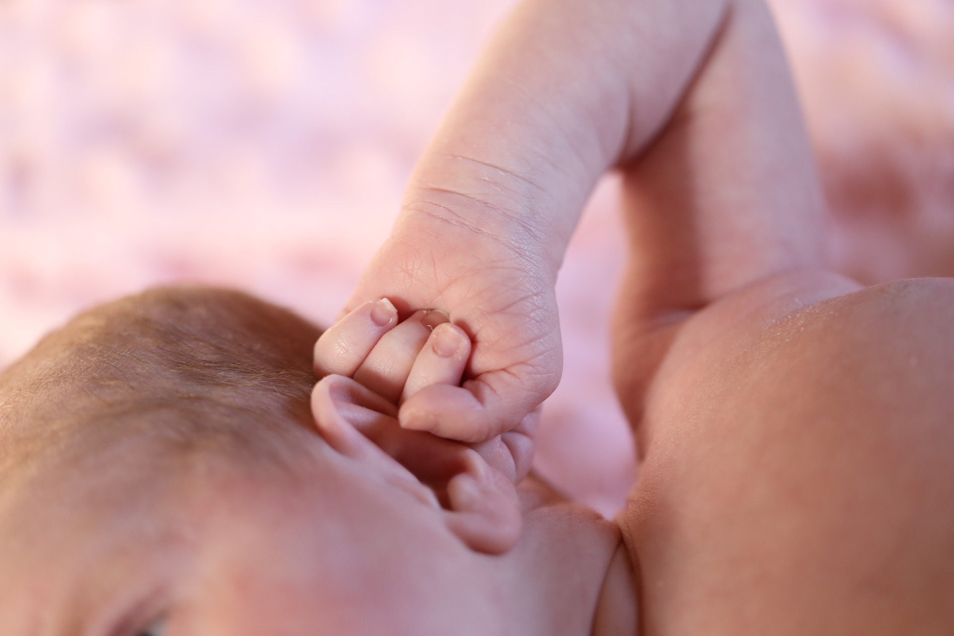 Cómo limpiar los oídos de un niño sin bastoncillos